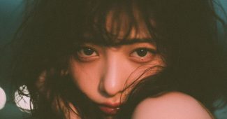 ChatGPT提示词_一张16岁日本女孩的特写肖像，展现青春气息和梦幻般的忧郁氛围_gpt会员多少钱一年缩略图