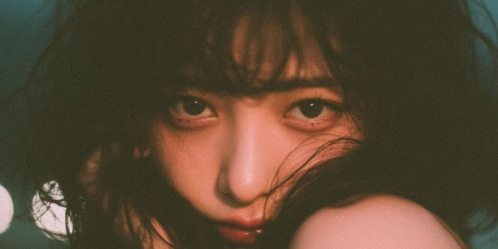 ChatGPT提示词_一张16岁日本女孩的特写肖像，展现青春气息和梦幻般的忧郁氛围_gpt会员多少钱一年缩略图