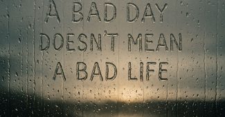 ChatGPT提示词_窗外雨天，雨滴写出‘糟糕的一天并不意味着糟糕的人生’_chat gpt会员缩略图