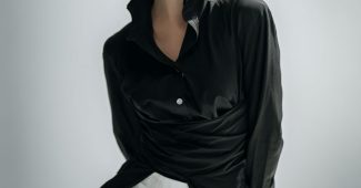 ChatGPT提示词_一个优雅的女孩穿着黑色衬衫，展现出成熟的魅力和自信的形象_chatgpt中文版电脑版缩略图