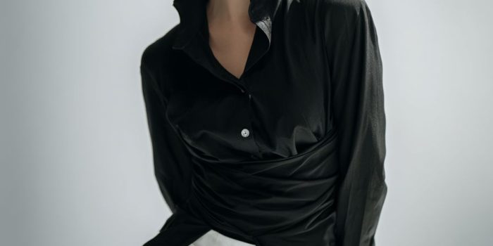 ChatGPT提示词_一个优雅的女孩穿着黑色衬衫，展现出成熟的魅力和自信的形象_chatgpt中文版电脑版缩略图