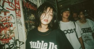 ChatGPT提示词_一位亚洲女性穿着黑色大号T恤在夜总会和朋友拍照_chatgpt.com.缩略图