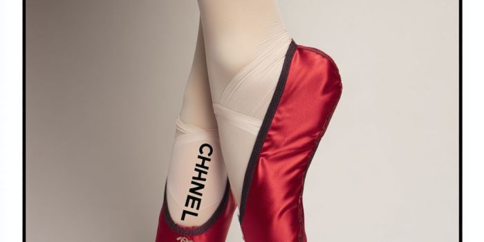 AI提示词_这是一双红色绸缎芭蕾舞鞋的照片，尖头鞋优雅地立于脚尖上，另一只鞋平放在地面上_chatgpt5.2需要钱吗缩略图