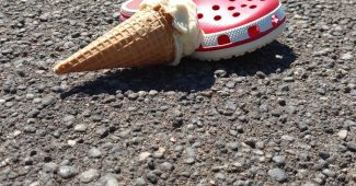 ChatGPT提示词_一张冰淇淋锥体躺在沥青上的照片_chatgpt在线聊天查询缩略图