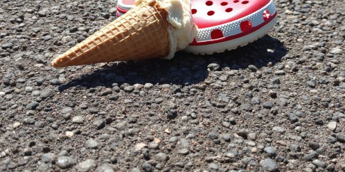 ChatGPT提示词_一张冰淇淋锥体躺在沥青上的照片_chatgpt在线聊天查询缩略图