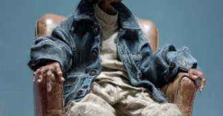 ChatGPT提示词_一张一岁威尔·史密斯宝宝的照片，微笑着坐在时尚的小皮椅上，展现出魅力与个性_开gpt会员缩略图