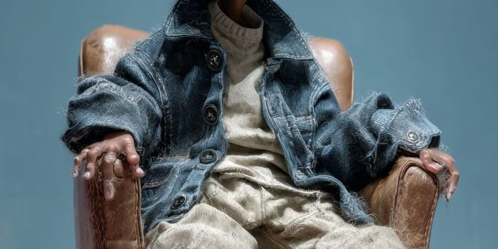 ChatGPT提示词_一张一岁威尔·史密斯宝宝的照片，微笑着坐在时尚的小皮椅上，展现出魅力与个性_开gpt会员缩略图