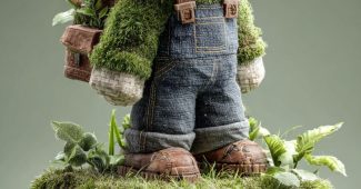 ChatGPT提示词_一个像素风格的游戏包，站在长满苔藓和草的方块上_chatgpt会员多少钱缩略图