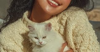 ChatGPT提示词_一位20多岁的可爱韩国女性在明亮的客厅中，温柔地抱着一只可爱的白色小猫，面带微笑，阳光透过窗户洒入，营造出温馨舒适的氛围_chatgpt.com官网缩略图