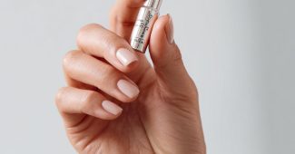 ChatGPT提示词_一幅高分辨率的广告照片，展示了一个真实迷你的产品，轻巧地被握在一个人的大拇指和食指之间_chatgpt电脑版缩略图