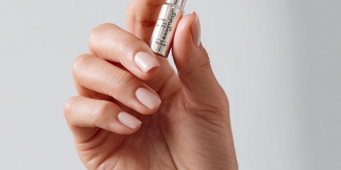 ChatGPT提示词_一幅高分辨率的广告照片，展示了一个真实迷你的产品，轻巧地被握在一个人的大拇指和食指之间_chatgpt电脑版缩略图