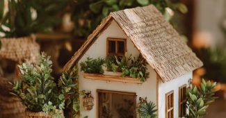 ChatGPT提示词_一个小木屋摆在桌上，里面外面都有绿色植物_chatgpt在线网页版3.5缩略图