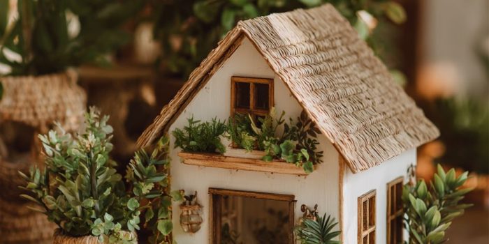 ChatGPT提示词_一个小木屋摆在桌上，里面外面都有绿色植物_chatgpt在线网页版3.5缩略图