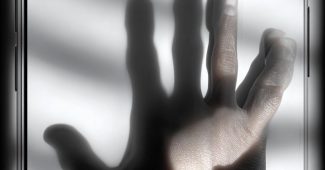 ChatGPT提示词_一只伸出的手指向观众的iPhone照片_国内如何买gpt会员卡便宜缩略图