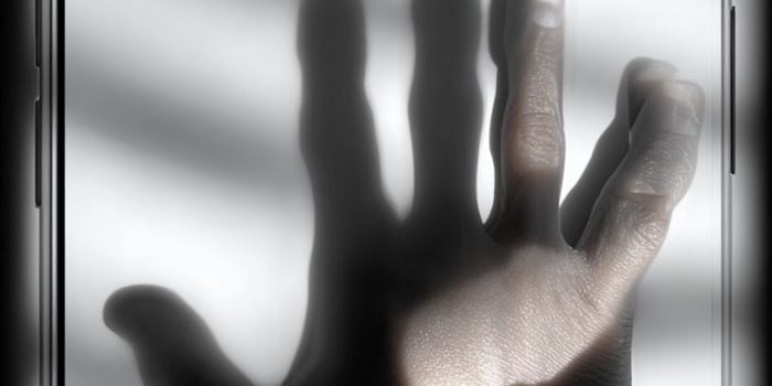 ChatGPT提示词_一只伸出的手指向观众的iPhone照片_国内如何买gpt会员卡便宜缩略图