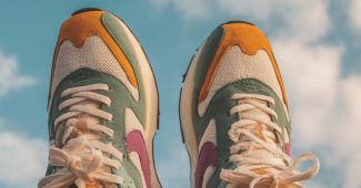 ChatGPT提示词_一位穿着彩色运动鞋的人站在云层之上_国内如何开通gpt会员卡流程缩略图