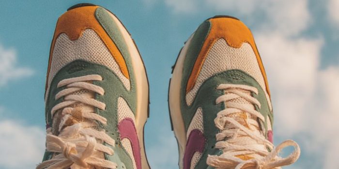 ChatGPT提示词_一位穿着彩色运动鞋的人站在云层之上_国内如何开通gpt会员卡流程缩略图