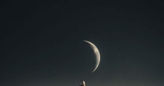 ChatGPT提示词_一个孤独的宇航员坐在月球表面，注视着地球_chat gpt会员便宜缩略图