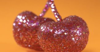 ChatGPT提示词_一对闪亮的樱桃在橙色背景上_chatgpt官网中文电脑版缩略图