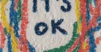 ChatGPT提示词_一幅采用多层圆形线条和彩色蜡笔绘制的儿童风格手绘，中心白色区域用黑色手写字体写着”IT’S OK”，传达温暖治愈的情感_chatgpt5.2版本多少钱缩略图