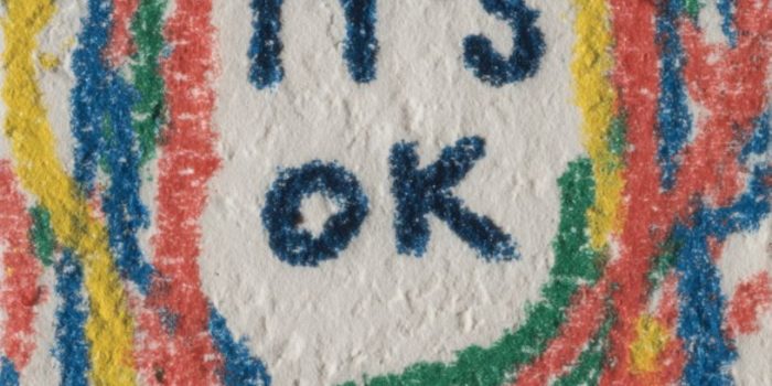 ChatGPT提示词_一幅采用多层圆形线条和彩色蜡笔绘制的儿童风格手绘，中心白色区域用黑色手写字体写着”IT’S OK”，传达温暖治愈的情感_chatgpt5.2版本多少钱缩略图