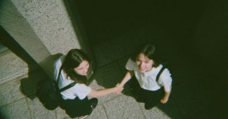 ChatGPT提示词_两位穿白衬衫和黑裙子的女性，一位在办公室外的混凝土地面上扶起另一位_chat gpt会员共享缩略图