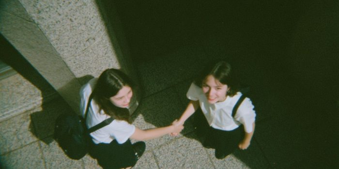 ChatGPT提示词_两位穿白衬衫和黑裙子的女性，一位在办公室外的混凝土地面上扶起另一位_chat gpt会员共享缩略图