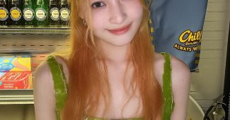 ChatGPT提示词_宇航员在月球上，头盔透视到地球_chatgpt5.0官网中文版缩略图