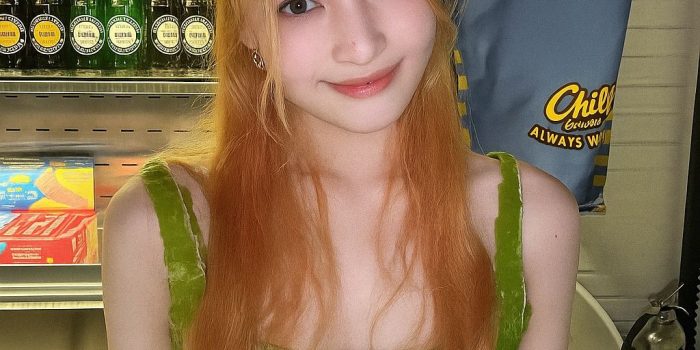 ChatGPT提示词_宇航员在月球上，头盔透视到地球_chatgpt5.0官网中文版缩略图