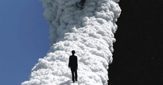 ChatGPT提示词_黑洞旁边是一片发光的白色云朵和孤独的身影_国内如何买gpt会员卡便宜缩略图