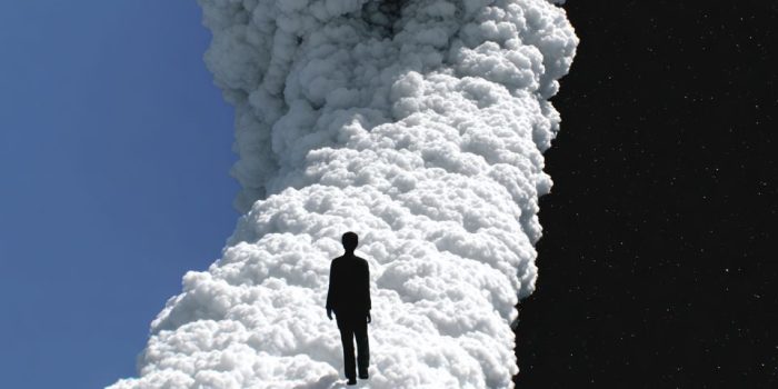 ChatGPT提示词_黑洞旁边是一片发光的白色云朵和孤独的身影_国内如何买gpt会员卡便宜缩略图