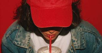 ChatGPT提示词_一位年轻的巴西女性在饮用奶昔_gpt会员价格缩略图