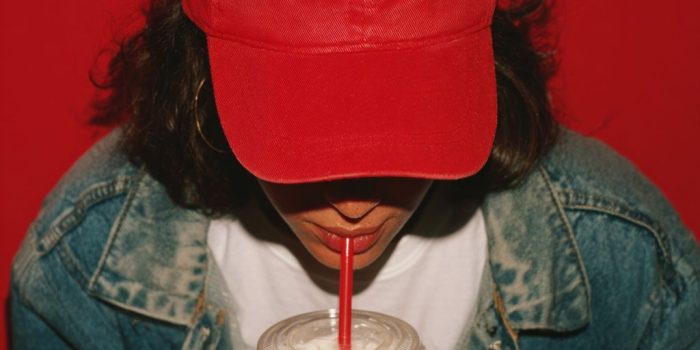 ChatGPT提示词_一位年轻的巴西女性在饮用奶昔_gpt会员价格缩略图