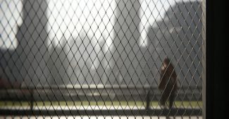 ChatGPT提示词_日本现代建筑屋顶的超现实照片_chatgpt会员版缩略图