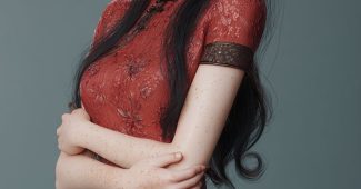 ChatGPT提示词_迪士尼女性角色，穿着合身短款蕾丝旗袍，长发飘逸，微笑温柔，脸上有雀斑，带着精灵耳，涂着口红_chatgpt入口缩略图