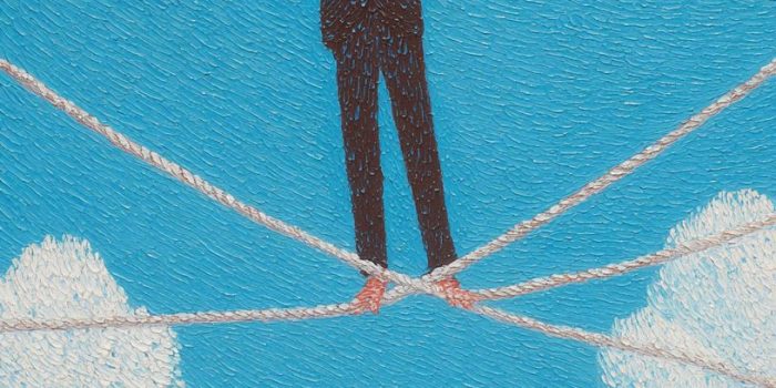 ChatGPT提示词_在蓝天白云下，一名穿黑色西装的男子在细绳上走路，展现出冒险与挑战的视觉冲击_国内如何买gpt会员卡便宜缩略图