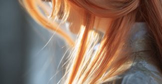 ChatGPT提示词_一幅模糊的阿斯娜半身肖像，展示了动态凌乱的发型与高超的美感_chatgpt5.0中文版缩略图