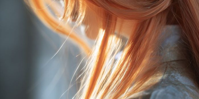 ChatGPT提示词_一幅模糊的阿斯娜半身肖像，展示了动态凌乱的发型与高超的美感_chatgpt5.0中文版缩略图