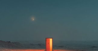 ChatGPT提示词_一扇独立的木门站在黑暗沙漠中，被明亮的橙色火焰包围，上方是深蓝色的暮光天空_chatgpt官网在线网页版缩略图