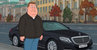 ChatGPT提示词_一位俄罗斯白人以家庭伙伴或美国爸爸的卡通风格站在莫斯科，面前是一辆梅赛德斯-奔驰，看起来像个黑帮分子_gpt会员购买缩略图