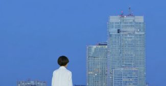 ChatGPT提示词_一名儿童模特在奢华酒店的屋顶上穿着山本耀司的西装拍摄广告照片_chat gpt会员的作用缩略图