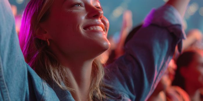 ChatGPT提示词_一位快乐的年轻女性在现场音乐表演中跳舞_苹果手机购买gpt会员怎么取消缩略图