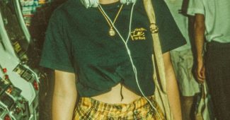 ChatGPT提示词_1990年代日本高中的女孩，穿着街头风格的服装，走过东京的游戏中心_chatgpt缩略图