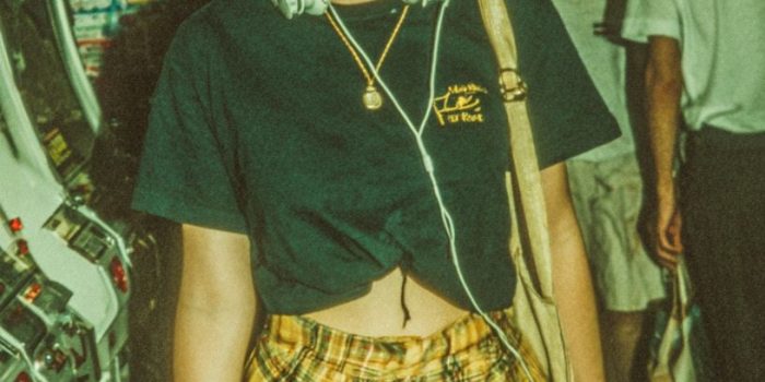 ChatGPT提示词_1990年代日本高中的女孩，穿着街头风格的服装，走过东京的游戏中心_chatgpt缩略图