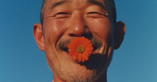 ChatGPT提示词_1996年日本，夏季，一名微笑的日本男子花朵遮嘴_chatgpt 中文缩略图