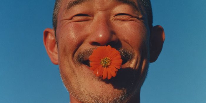 ChatGPT提示词_1996年日本，夏季，一名微笑的日本男子花朵遮嘴_chatgpt 中文缩略图