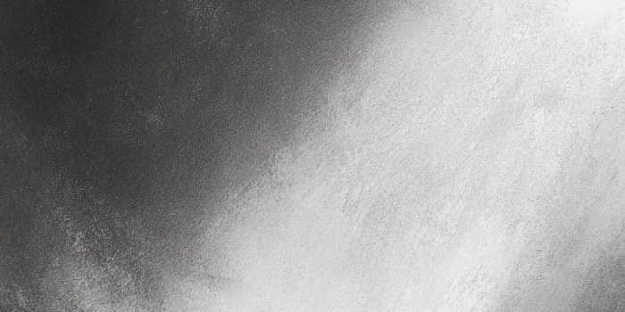 ChatGPT提示词_一幅破碎的木炭画描绘了一只小船在海上漂浮_chatgpt5.0最新消息缩略图