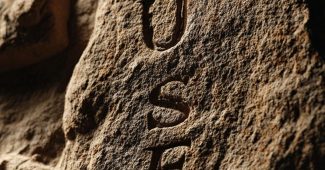 ChatGPT提示词_纹理自然石材上用华丽的衬线字体刻有@musesai.io_chatgpt5.0手机端缩略图