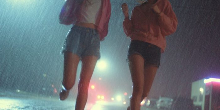 ChatGPT提示词_两位美丽的东南亚与欧洲混血的Z世代好友在雨中赤脚奔跑和跳舞，充满活力的笑声_chatgpt5.1版本更新缩略图