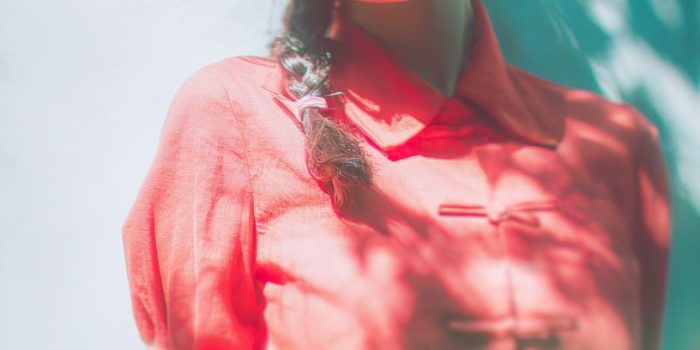 ChatGPT提示词_一位穿着红色衬衫和绿色裤子功夫服的真人角色扮演者，展现了生动纯真的《乱马½》角色兰马的形象_chatgpt5.2费用缩略图